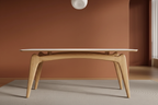 Ángulo bajo cinemático — base madera terracota
