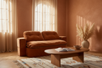 The European Sofa — Velvet en espacio Oasiis, escena completa, luz mediterránea