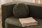 Detalle cojín bolster — textura y complemento