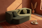 Ángulo alto — sofá en contexto terracota